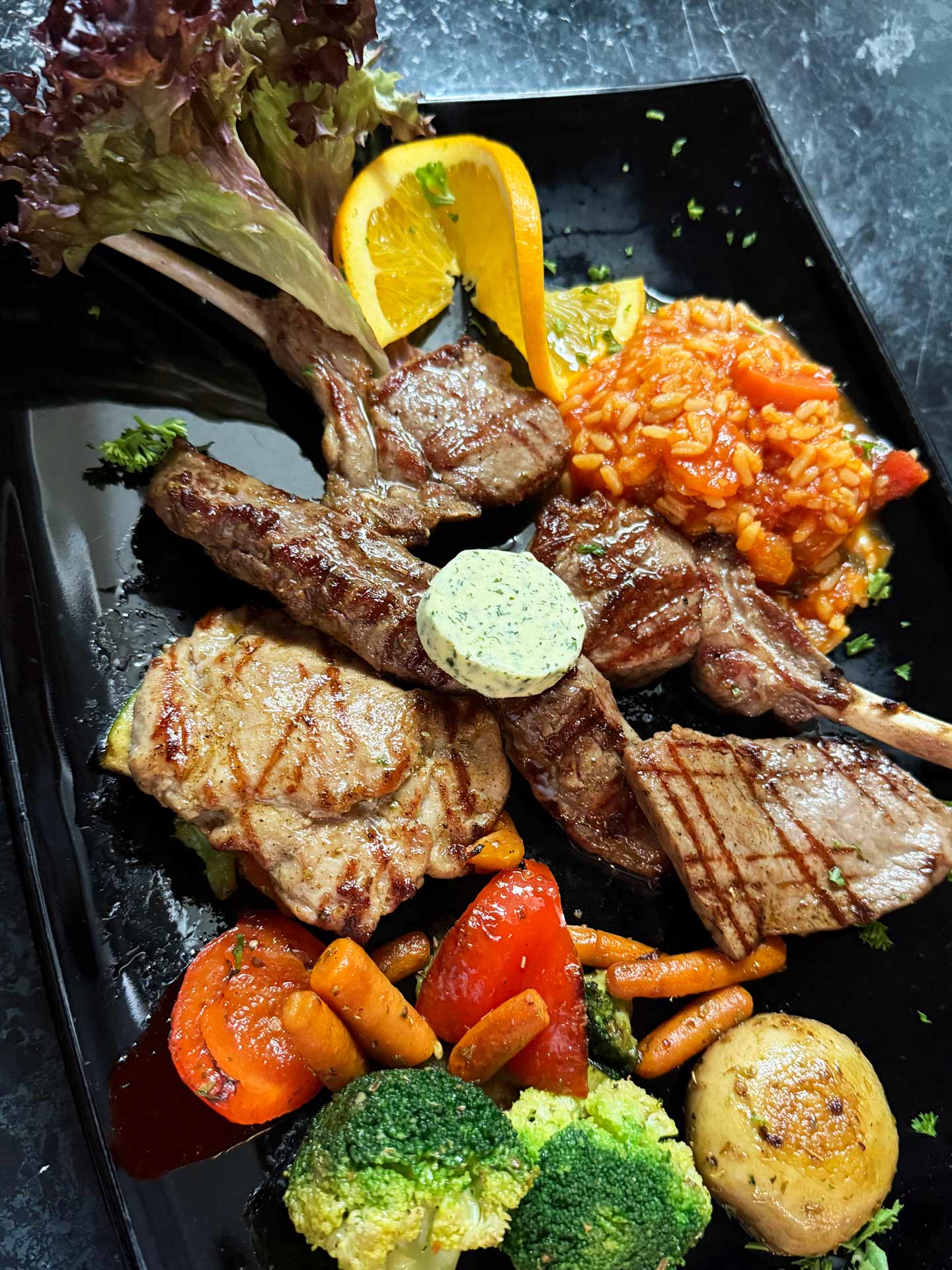 Restaurant Dalmacija - Restaurant in Magdeburg, Kroatische & internationale Spezialitäten - Grillteller mit Reis und Gemüse