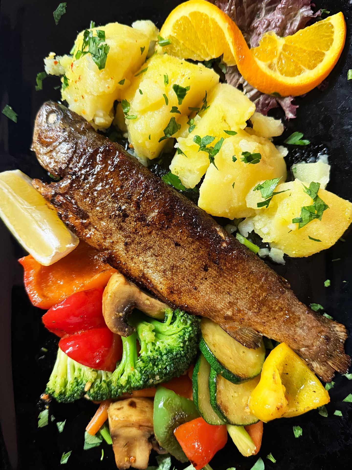 Restaurant Dalmacija - Restaurant in Magdeburg, Kroatische & internationale Spezialitäten - Forelle mit Salzkartoffeln und Gemüse
